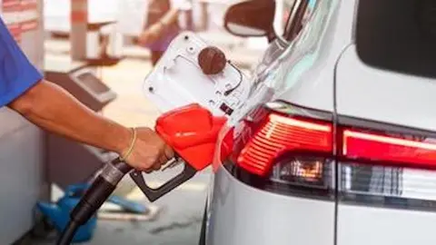 Una persona echando gasolina.