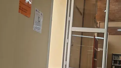 Una ventana abierta y sin cortinas en la biblioteca municipal / Somos Melilla