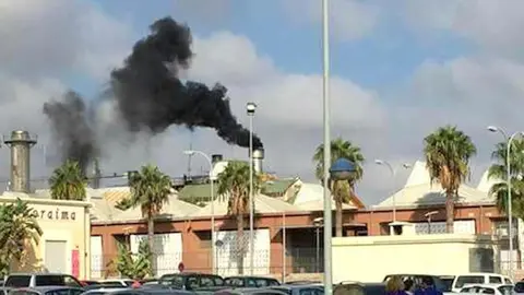 Humo saliendo de la planta de Endesa.