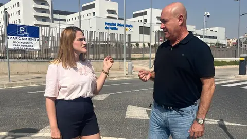 Noelia Salvador y Javier Diego frente al nuevo hospital / VOX