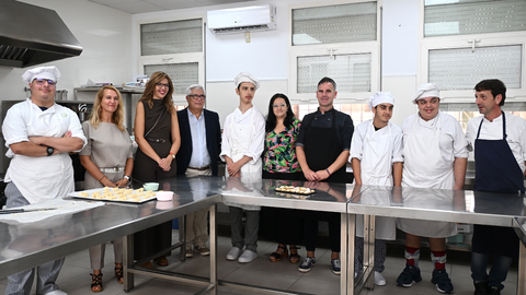 La delegada del Gobierno y la directora provincial de Educaci&oacute;n junto a estudiantes del Reina Victoria