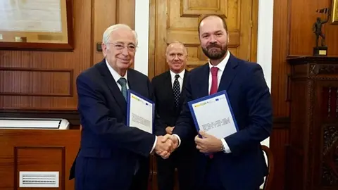 El presidente de la Ciudad, Juan Jos&eacute; Imbroda, y el director general de la Escuela de Organizaci&oacute;n Industrial (EOI) han firmado la renovaci&oacute;n de los convenios del Coworking Digital y el Centro de Alto Rendimiento Empresarial (CARE),