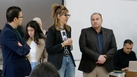 Sabrina Moh, en el campus acercando la Administración