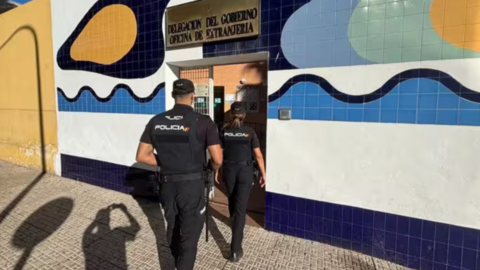 Agentes de la Polic&iacute;a Nacional acceden a la Oficina de Extranjer&iacute;a en Melilla / Polic&iacute;a Nacional