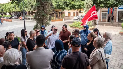 Amin Azmani, presidente de Somos Melilla, junto a los trabajadores de las ludotecas / Somos Melilla