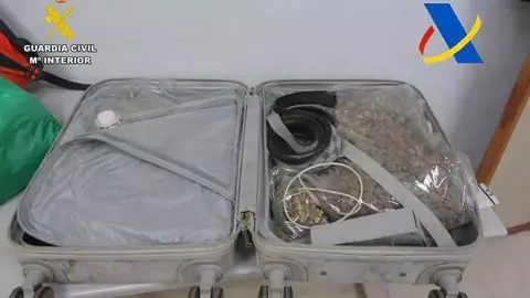 Material incautado en la operaci&oacute;n llevada a cabo en el aeropuerto de Melilla /Guardia Civil