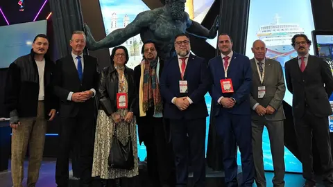 Las Casas Regionales de Ceuta estrechan lazos con el escultor Gin&eacute;s Serr&aacute;n en FITUR