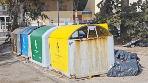 contenedores abandonados en la cañada