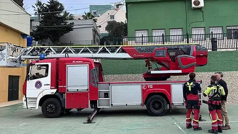 Actuaci&oacute;n de los bomberos en el colegio Juan Caro