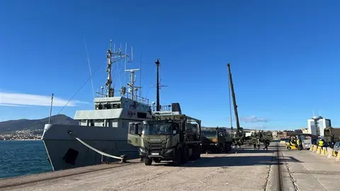 Carga en Melilla de suministros para las islas de soberan&iacute;a espa&ntilde;ola en el norte de &Aacute;frica / Comandancia Naval de Melilla