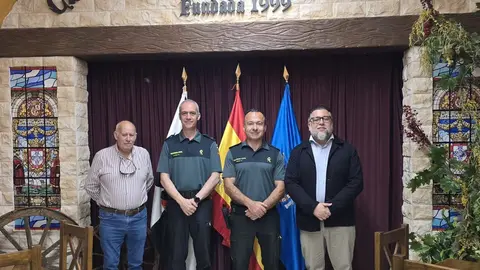 Representantes de la Casa de Ceuta se re&uacute;nen con la Guardia Civil