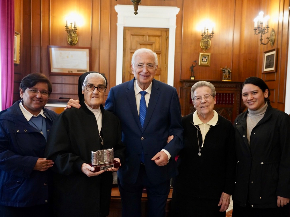 Despedida a Sor Adelina en el despacho de la Presidencia