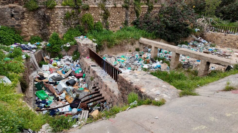 Basura en el Barrio Hebreo (Arroyo Cristina) / Somos Melilla