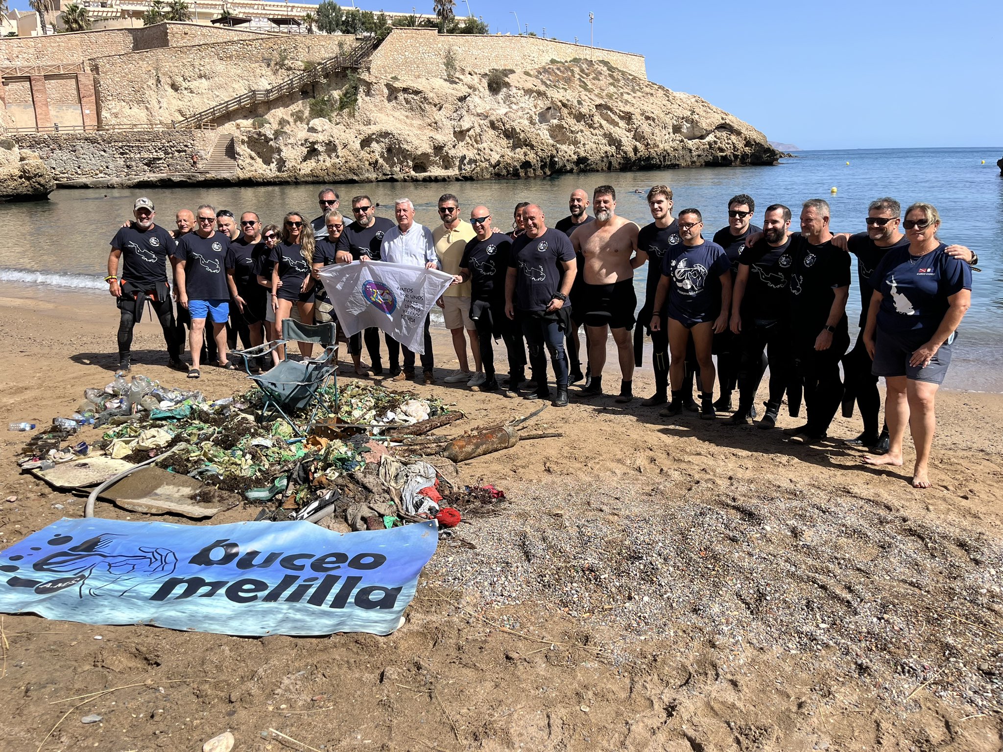 La limpieza extraordinaria se ha realizado esta mañana y en la misma han participado una veintena de buceadores
