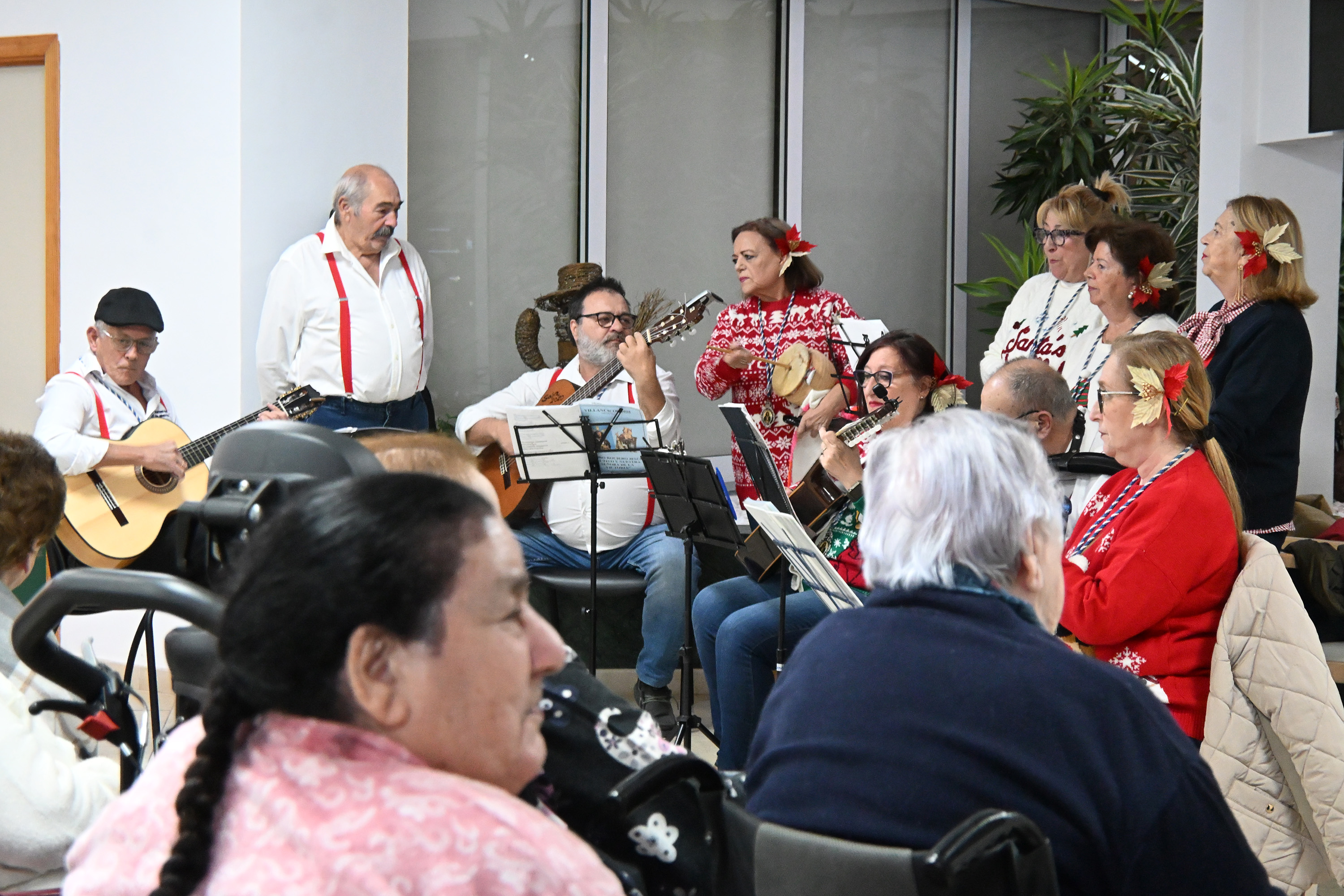 Encendido del alumbrado de Navidad en el Residencia de Mayores