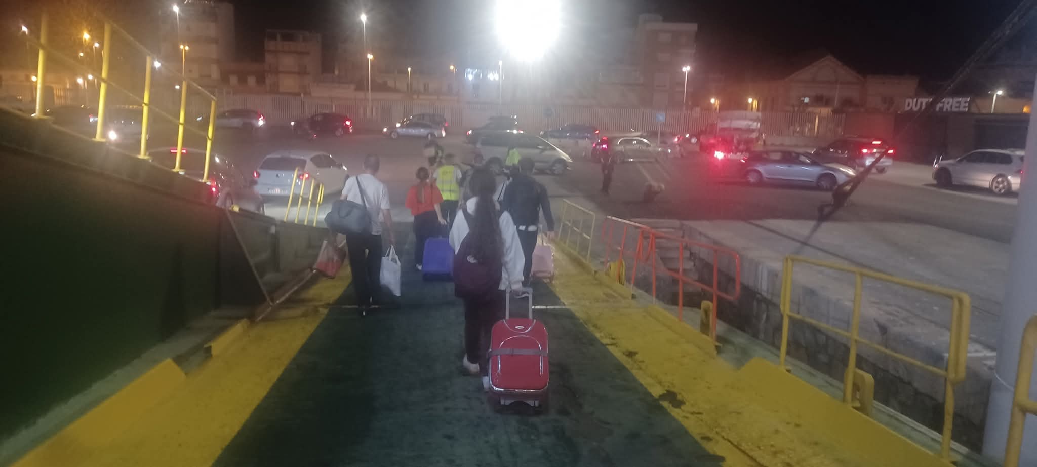 Pasajeros embarcando por la rampa de carga del buque ante la ausencia de pasarelas peatonales en el puerto