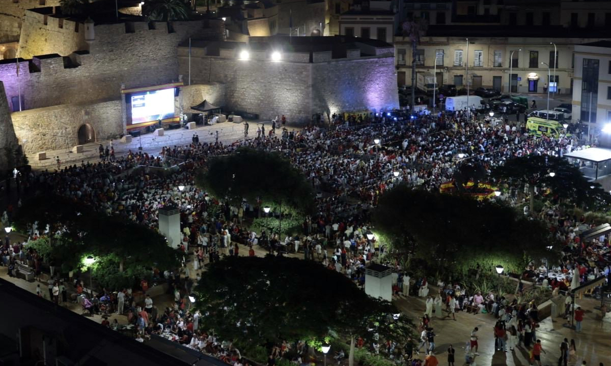 Público de la final en la plaza de las Culturas